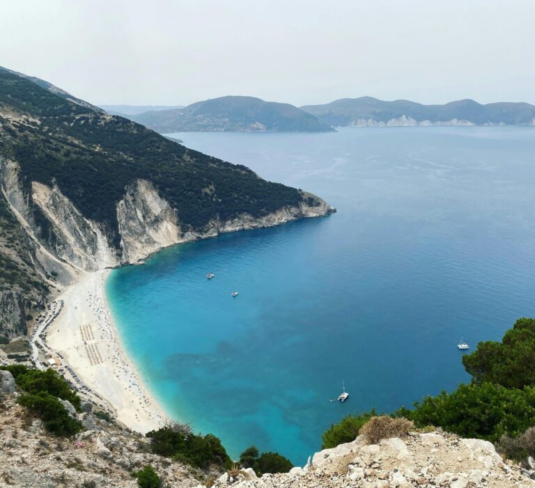 Myrtos est sans doute la plage la plus célèbre pour visiter Céphalonie et l’une des plus emblématiques de Grèce. Nichée entre des falaises escarpées, cette plage offre un sable blanc éclatant et des eaux turquoise qui semblent irréelles.