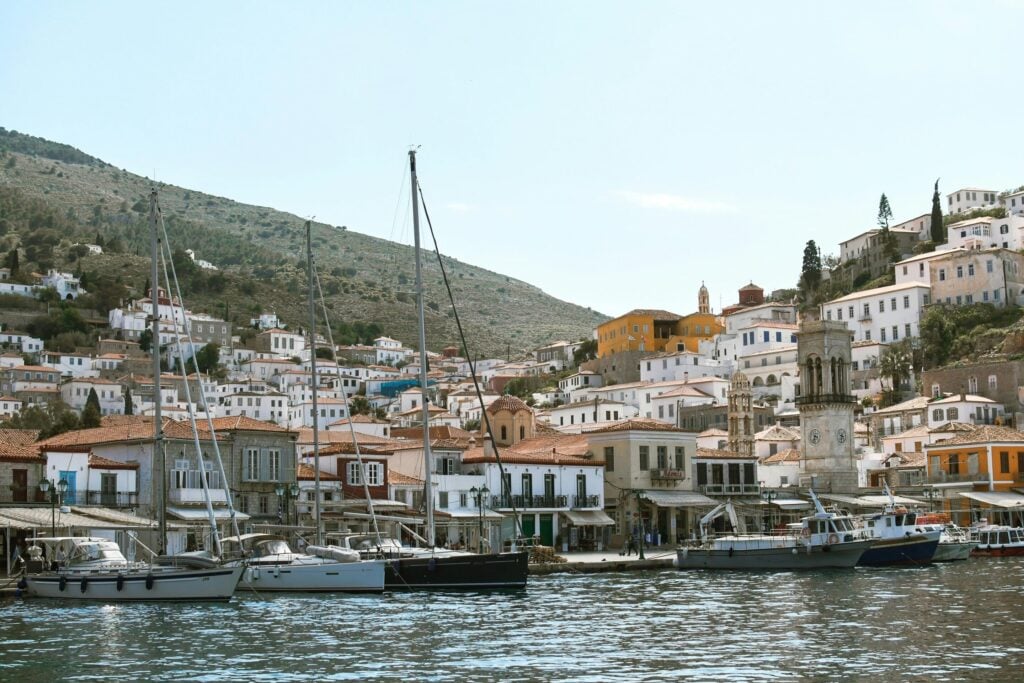 Vue sur le port d’Hydra en Grèce avec ses maisons traditionnelles et ses voiliers