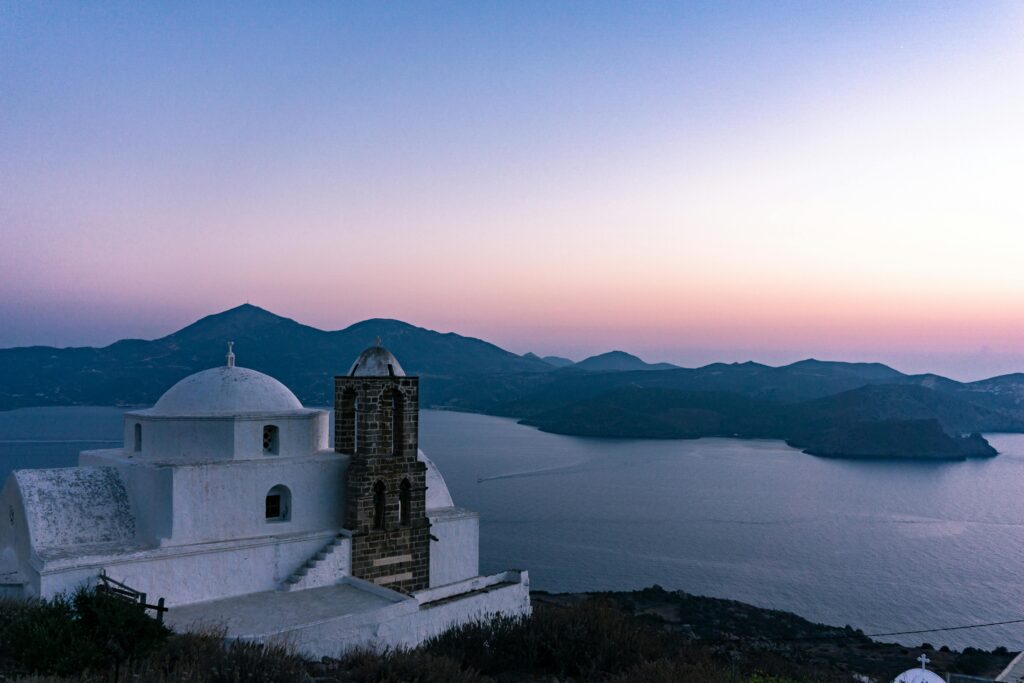 Η Μήλος είναι ένα νησί με περισσότερες από 70 παραλίες, καθεμία από τις οποίες προσφέρει μια μοναδική εμπειρία. Το Σαρακήνικο, με το εκθαμβωτικό λευκό τοπίο του, είναι ιδανικό για φωτογράφους και κολυμβητές.