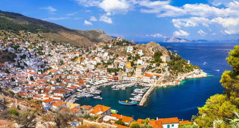 Hydra, une île du golfe Saronique située à seulement deux heures en ferry d'Athènes, est un véritable joyau préservé.