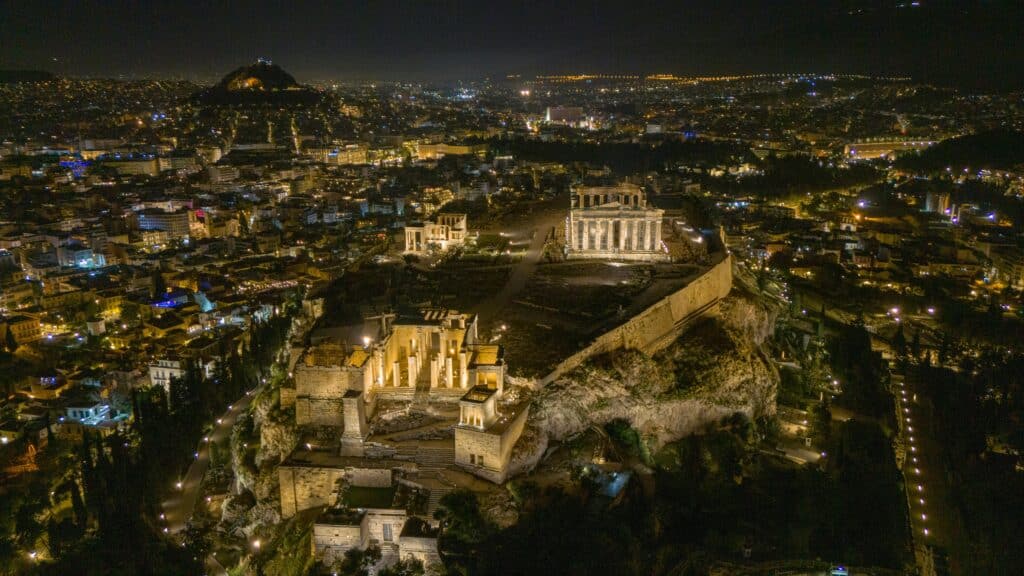 Νυχτερινή θέα της Ακρόπολης στην Αθήνα