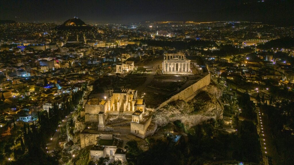 L’Acropole d’Athènes illuminée de nuit avec vue panoramique sur la ville