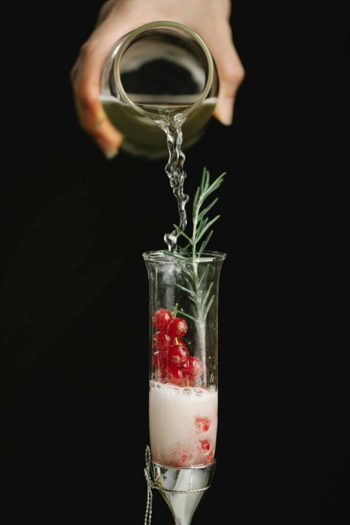 Cocktail à base de raki (Tsikoudia) servi dans un verre décoré, avec des agrumes.