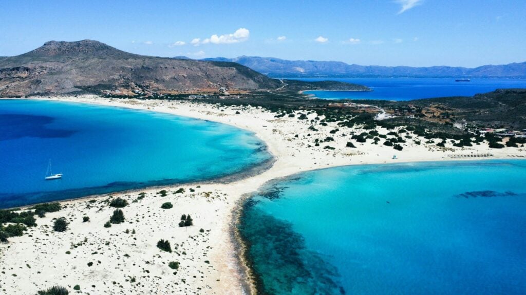 Vue aérienne de la plage d’Elafonissi en Crète avec sable blanc et lagons turquoise