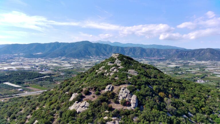 Vue panoramique sur Kavala en Grèce, entre collines verdoyantes et montagnes au loin