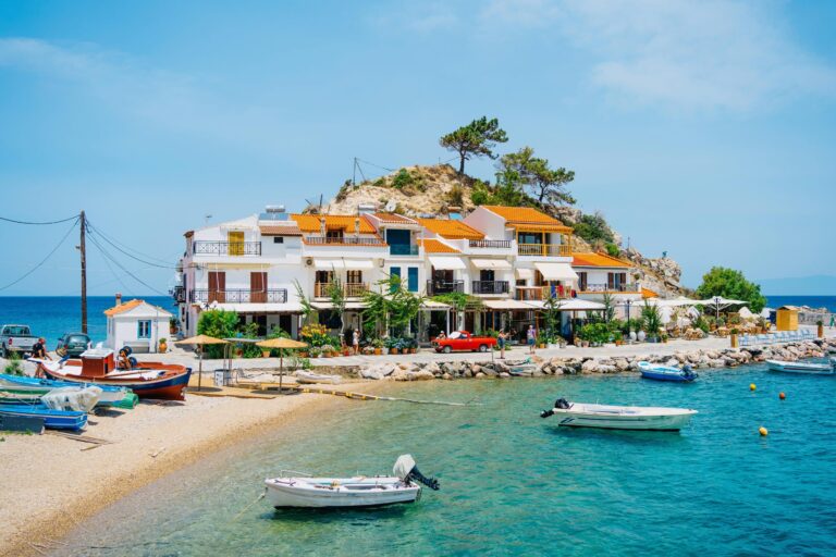 Village de Kokkari à Samos en Grèce, maisons traditionnelles et bateaux au bord de la mer Égée