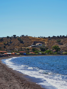 Plage de Lesvos en Grèce avec mer bleue et sable noir