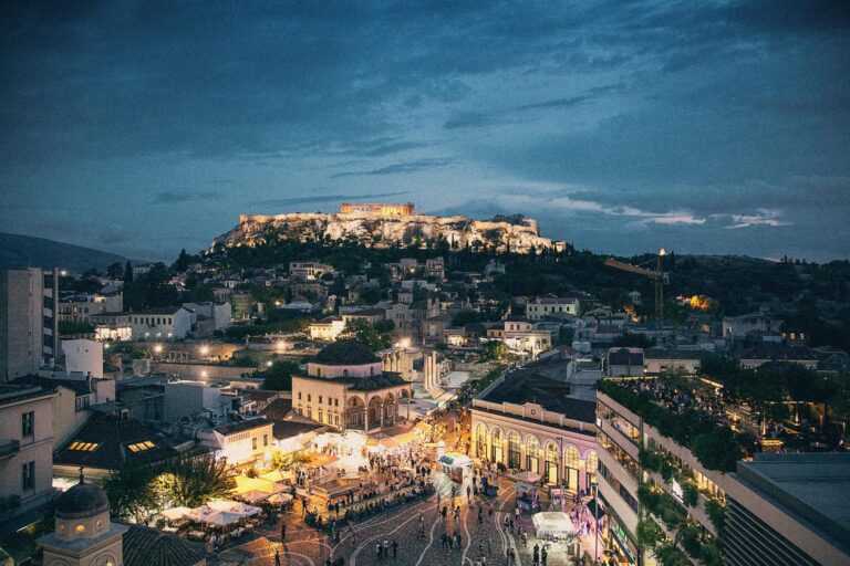 Vue nocturne de l’Acropole d’Athènes illuminée depuis la place Monastiraki