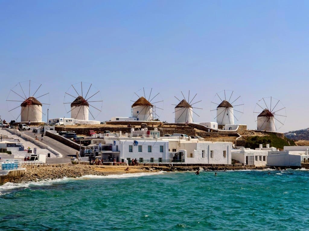 Moulins à vent traditionnels de Mykonos face à la mer Égée