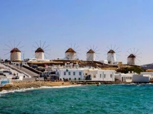 Moulins à vent traditionnels de Mykonos face à la mer Égée