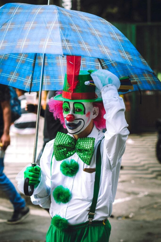 Clown coloré avec parapluie au Carnaval de Patras en Grèce