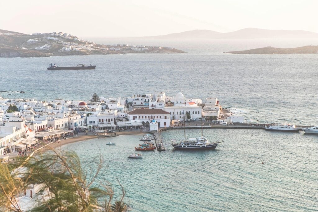 Vue du port de Mykonos avec ses maisons blanches et bateaux traditionnels