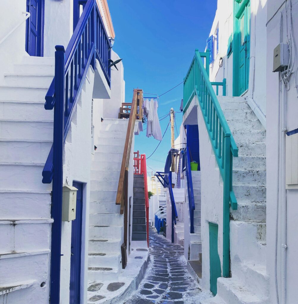 Ruelle étroite et colorée de Mykonos en Grèce