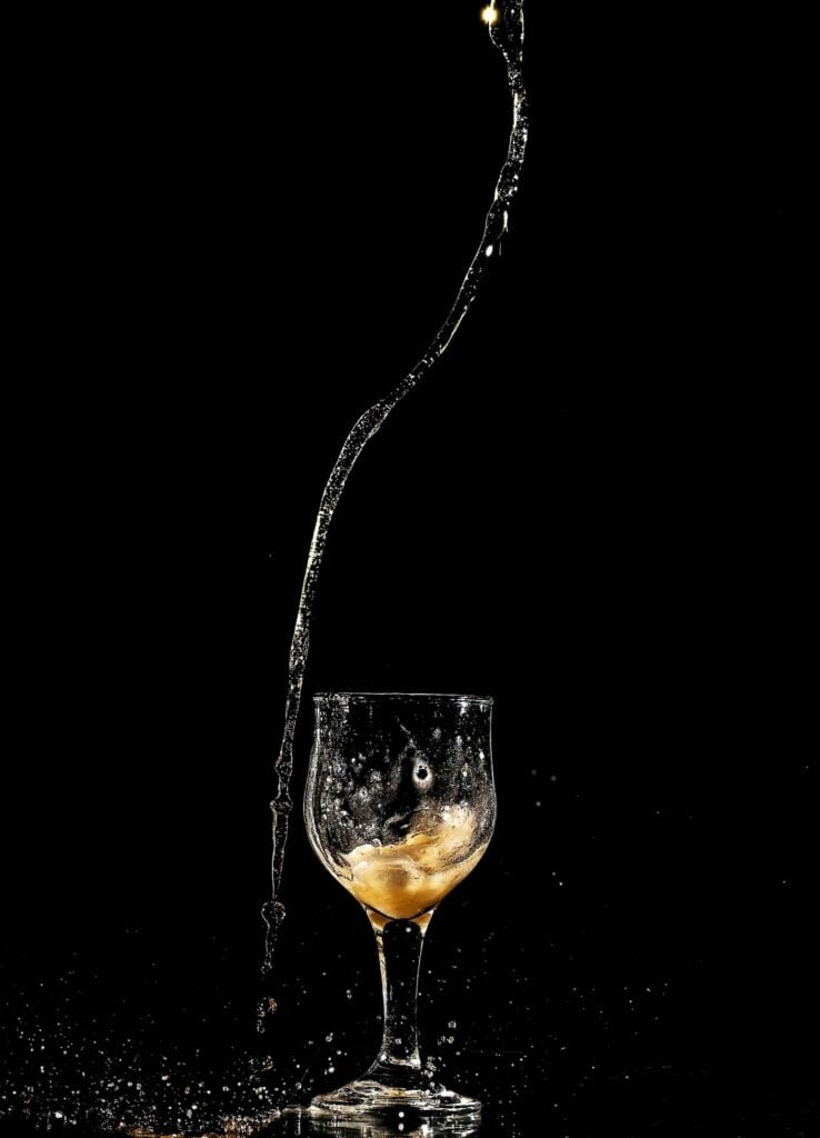 Verre de Tsikoudia servi, l’eau-de-vie crétoise traditionnelle, prêt à être dégusté.