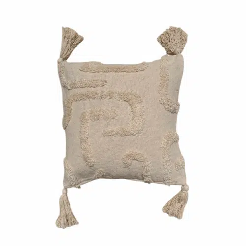 Coussin décoratif beige 45x45 cm avec motifs géométriques et pompons, fabriqué par Rizes Home.