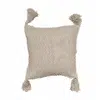 Coussin beige 45x45 cm avec motifs géométriques, pompons et dos uni, fabriqué par Rizes Home.