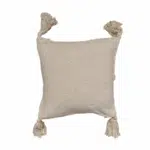 Coussin beige 45x45 cm avec motifs géométriques, pompons et dos uni, fabriqué par Rizes Home.