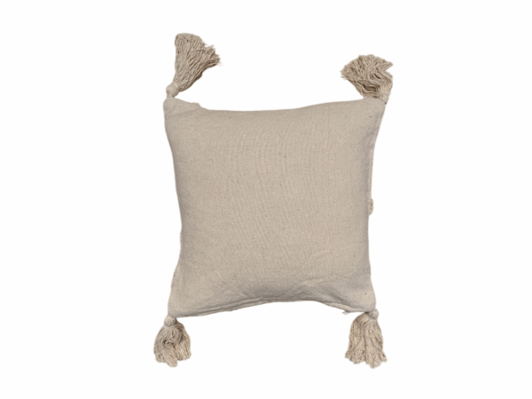 Coussin beige 45x45 cm avec motifs géométriques, pompons et dos uni, fabriqué par Rizes Home.