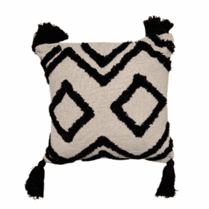 Cuscino decorativo 45x45 cm beige con motivi geometrici neri e nappe, realizzato da Rizes Home.