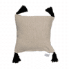 Dos de coussin décoratif 45x45 cm beige avec motifs géométriques noirs et pompons, fabriqué par Rizes Home.