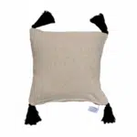 Dos de coussin décoratif 45x45 cm beige avec motifs géométriques noirs et pompons, fabriqué par Rizes Home.