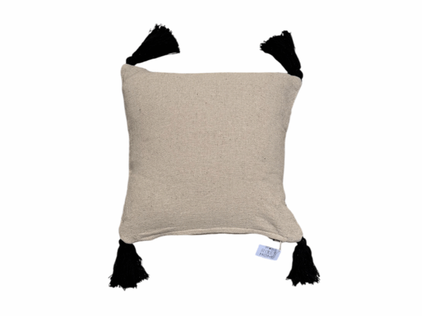 Dos de coussin décoratif 45x45 cm beige avec motifs géométriques noirs et pompons, fabriqué par Rizes Home.