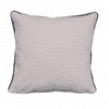 Coussin blanc avec motifs de poissons bleus (vue de dos), collection Rizes Home.