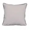 Coussin blanc avec imprimé poissons bleus vue de dos de la marque Rizes Home.
