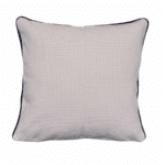 Coussin blanc avec motifs de poissons bleus (vue de dos), collection Rizes Home.