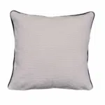 Coussin blanc avec motifs de poissons bleus (vue de dos), collection Rizes Home.