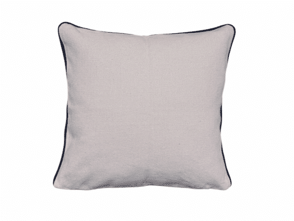 Coussin blanc avec motifs de poissons bleus (vue de dos), collection Rizes Home.
