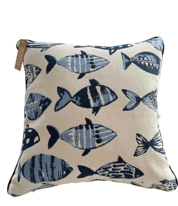 Coussin blanc avec imprimé poissons bleus de la marque Rizes Home.