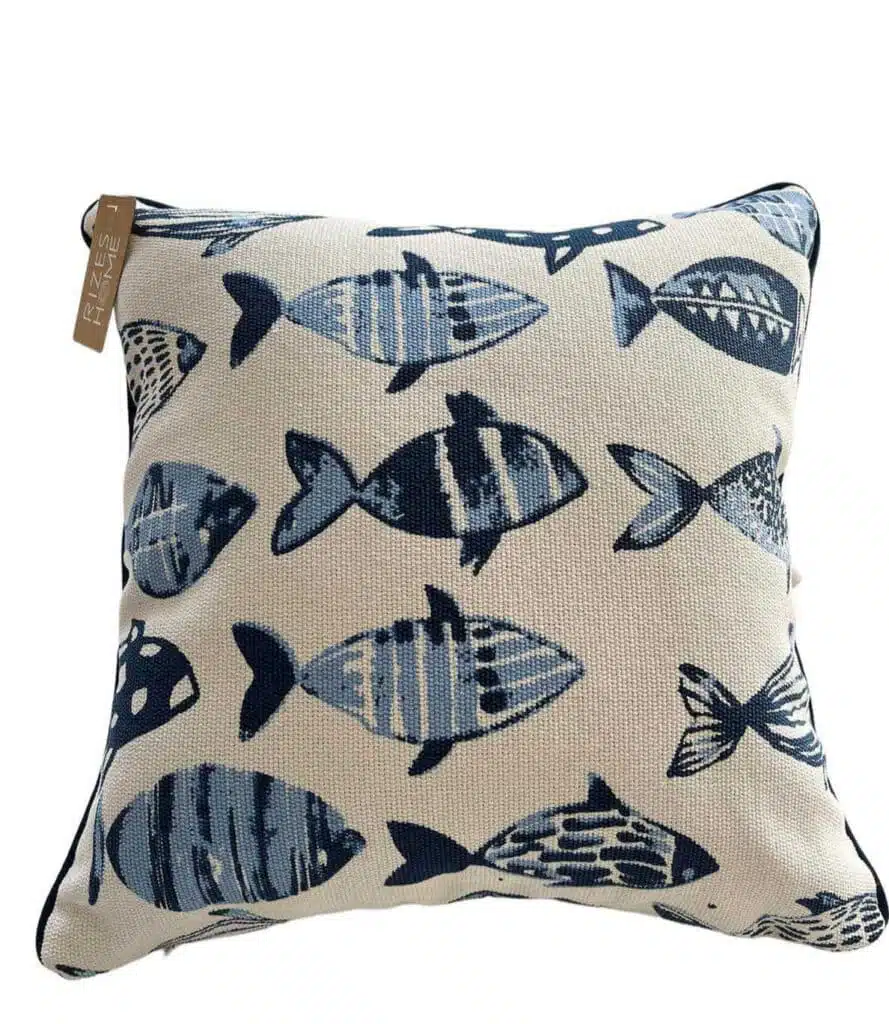 Coussin blanc avec imprimé poissons bleus de la marque Rizes Home.