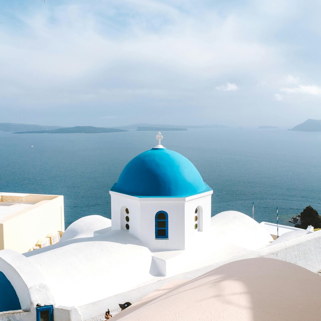 Εκκλησία με μπλε τρούλους στο Ημεροβίγλι. Τα 10 καλύτερα πράγματα που μπορείτε να κάνετε στη Σαντορίνη.
