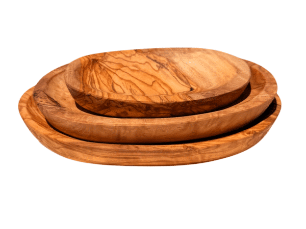 Vue du dessus de l’ensemble de 3 assiettes apéritives ovales en bois d’olivier grec, fabriquées à la main par Rizes Crete.
