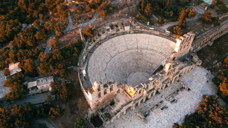 Vue aérienne de l’Odéon d’Hérode Atticus à Athènes, un ancien théâtre grec en ruines.