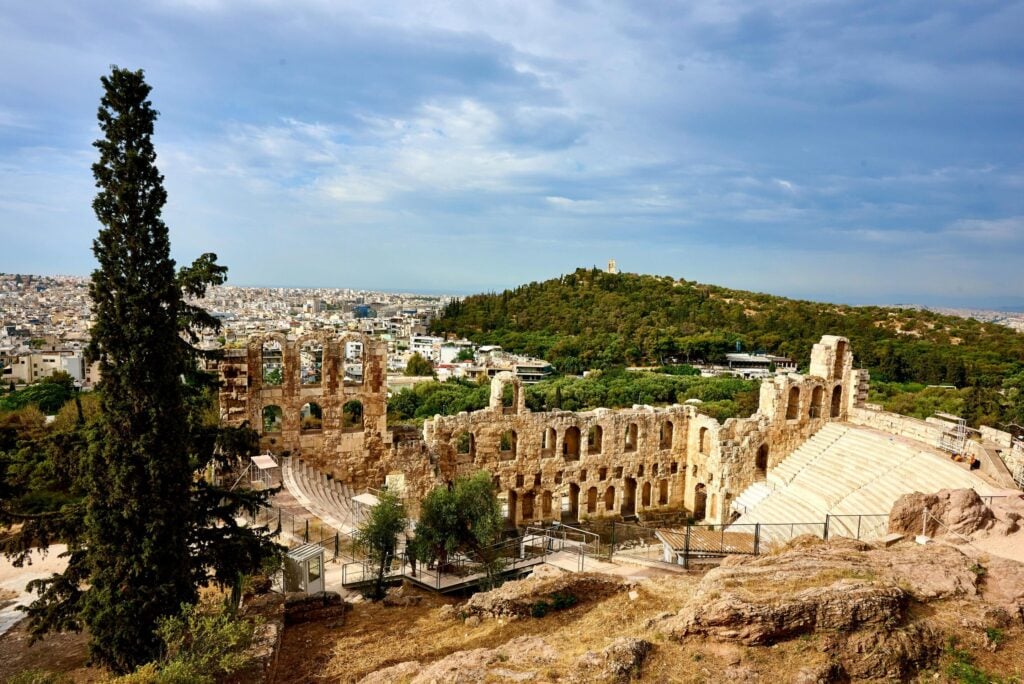 Vue panoramique de l’Odéon d’Hérode Atticus avec la ville d’Athènes en arrière-plan et la colline du Lycabette.