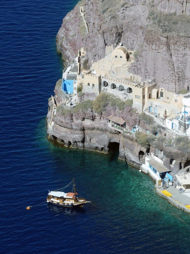 Paddle Kayak. Τα ηφαιστειακά βράχια της Σαντορίνης.