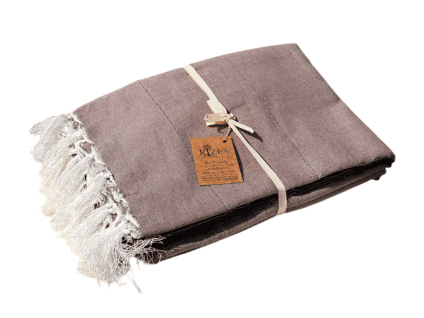 Brown throw 200 x 300 cm, Rizes Home, with white bangs.
