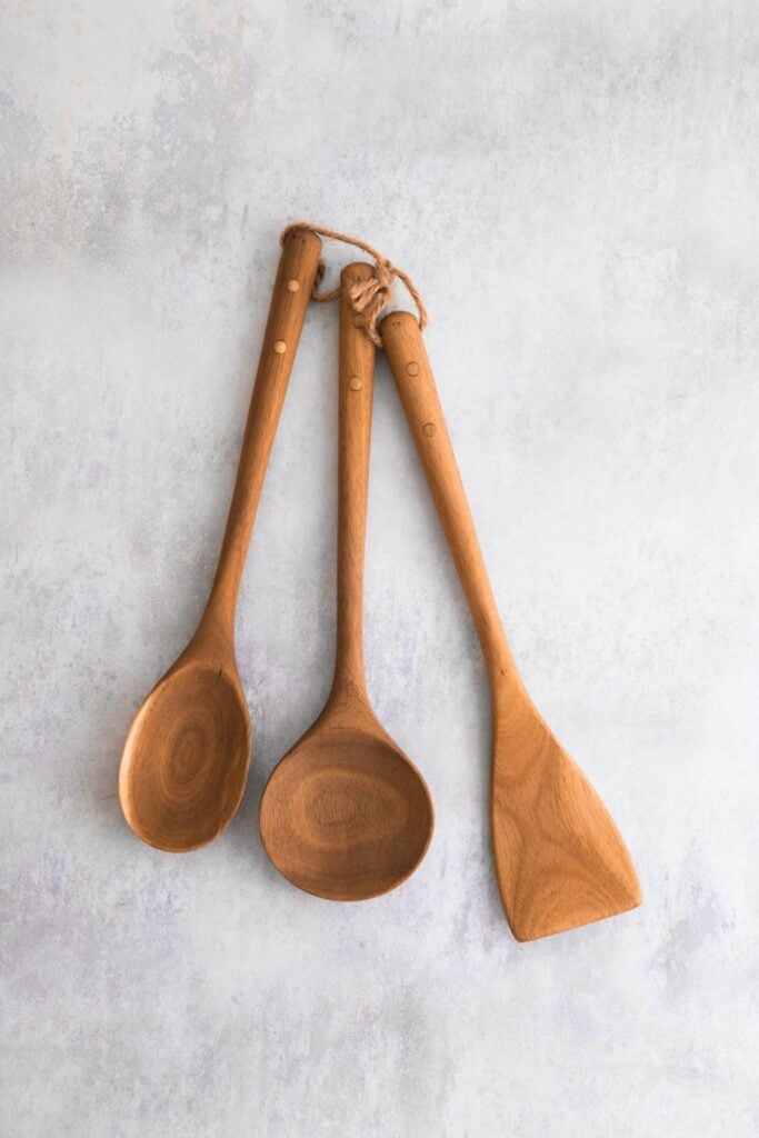 Ustensiles en bois, dont une cuillère, une louche et une spatule, fabriqués à partir de bois d’olivier grec.