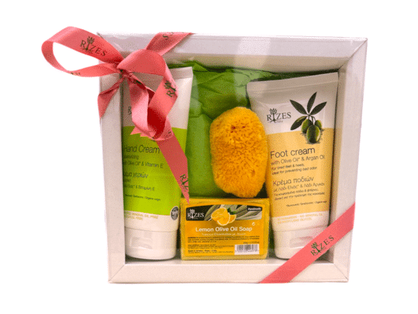 Coffret cadeau de soin pour mains et pieds, comprenant une crème pour les mains, une crème pour les pieds et un savon à l’huile d’olive et à la rose, de la marque Rizes Crete.
