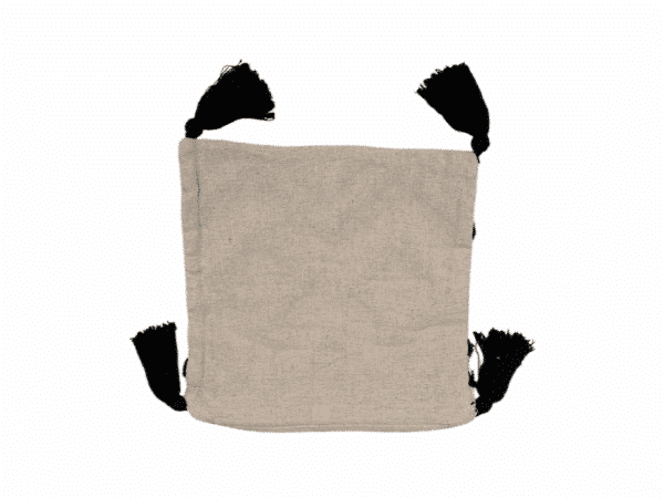 Housse de coussin beige avec motifs géométriques noirs et pompons noirs sur les coins, taille 45x45 cm, marque Rizes Home, sans rembourrage.