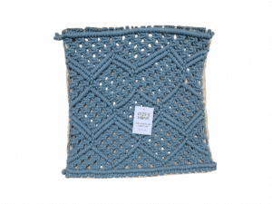 Housse de coussin 40x40 cm sans rembourrage en macramé bleu, fabriquée par Rizes Home.