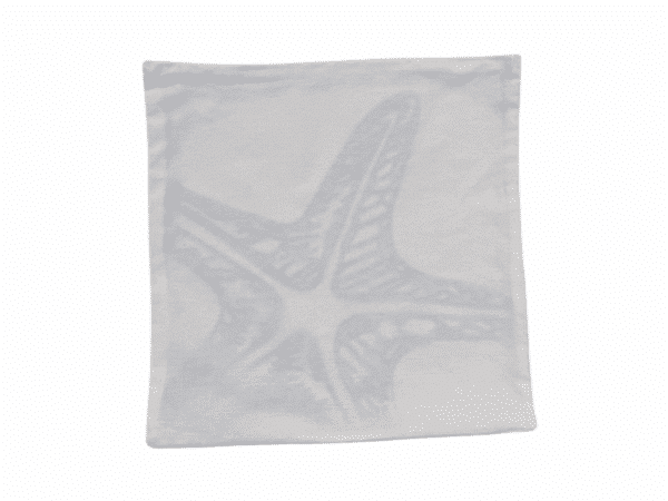 Housse de coussin 45x45 cm avec motif d’étoile de mer bleue (vue du dos), fabriquée par Rizes Home.