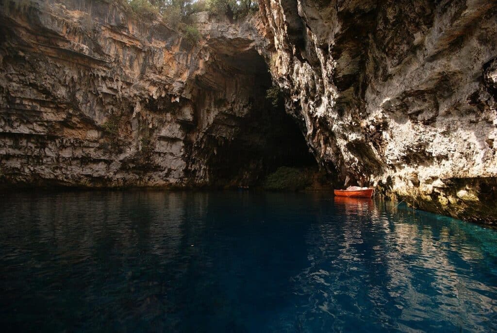 Balade en bateau sur le lac de Melissani à Céphalonie, dans une grotte souterraine éclairée par la lumière du soleil