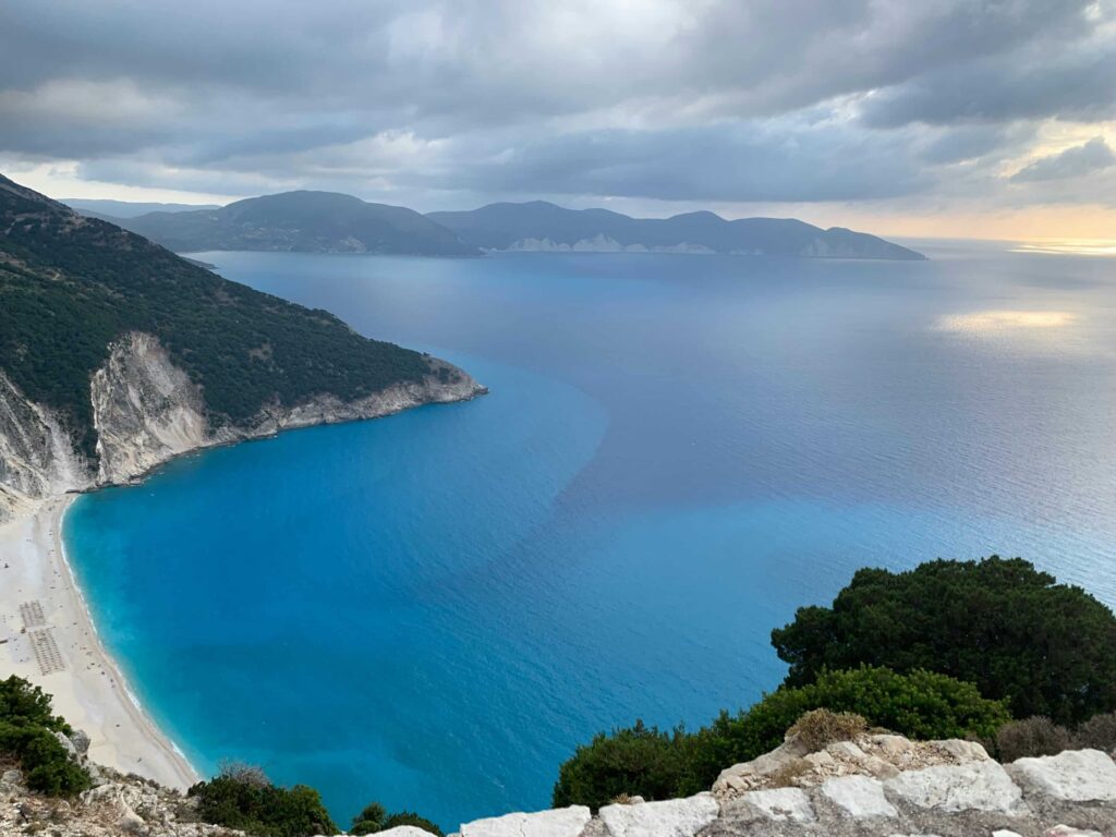 Vue panoramique sur la plage de Myrtos à Céphalonie avec ses eaux turquoise et ses falaises blanches