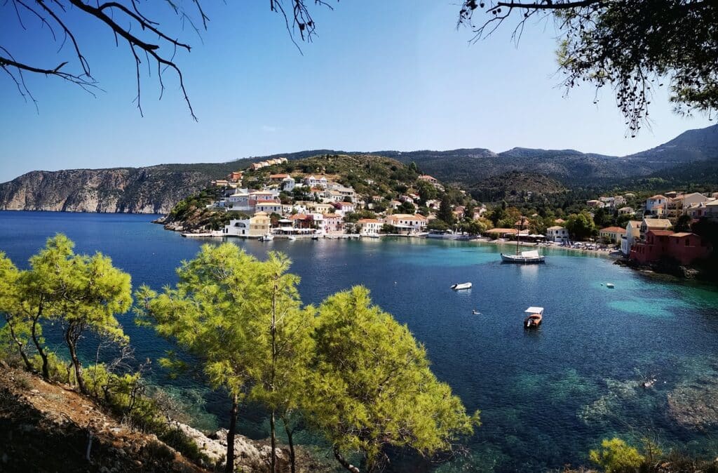 Vue panoramique d’un village côtier de Céphalonie avec maisons colorées et mer turquoise