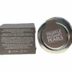 Bocal vu du dessus de perles de vinaigre balsamique à la truffe Messino avec sa boîte
