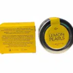 Perles de vinaigre balsamique au citron Messino dans un bocal en verre de 50 ml accompagnées de leur boîte jaune