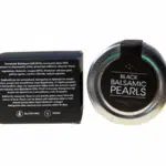 Vue du dessus du pot de perles de vinaigre balsamique Messino avec sa boîte noire